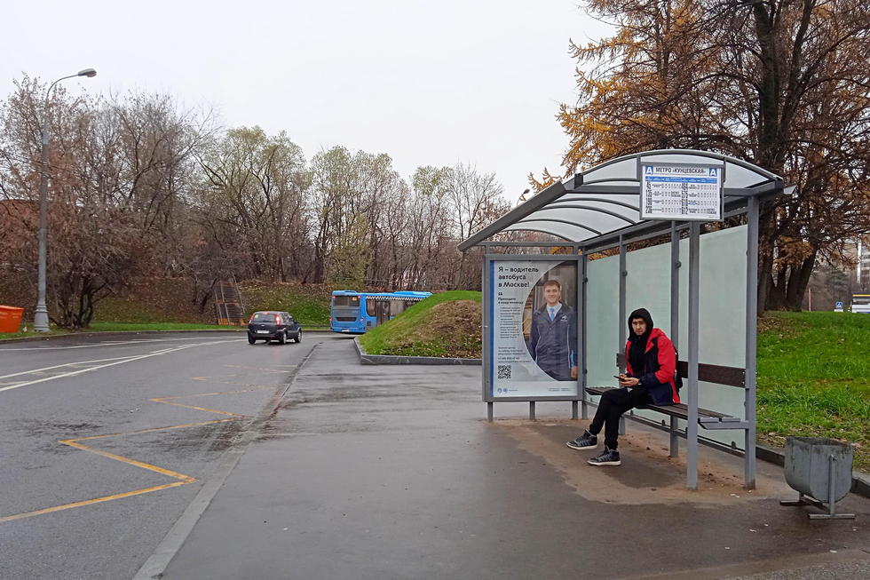 Фотография рекламного носителя, тип: Остановка 1.8x1.2, адрес: Рублевское ш. Х Молдавская ул., д.2б, поз.1, Москва, Россия. Сторона А №933504