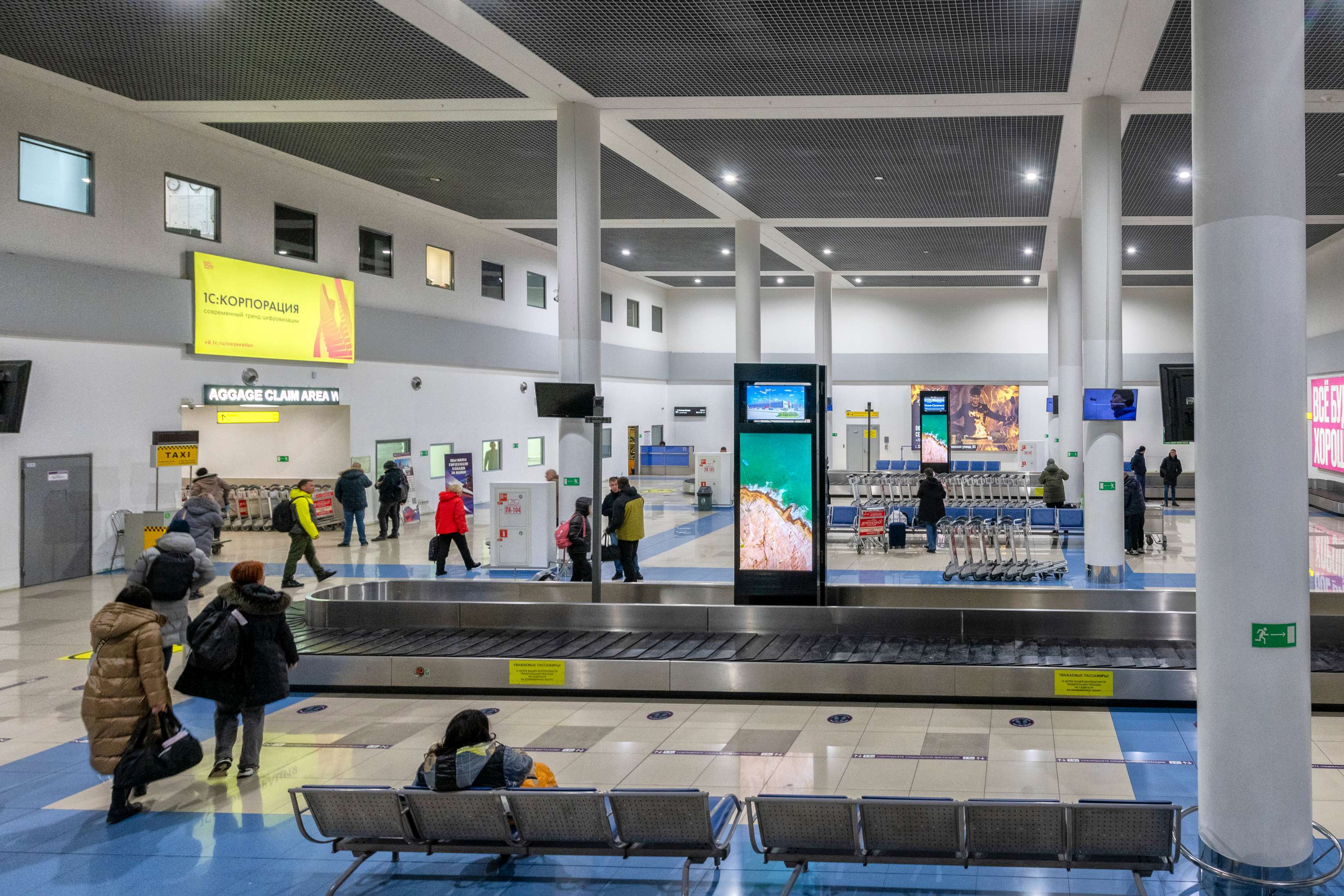 Фотография рекламного носителя, тип: Видеоэкран, адрес: Аэропорт «Международный аэропорт имени В.К. Арсеньева», Владимира Сайбеля ул., д.45, Владивосток, Приморский край, Россия. Сторона/вариант №1042378