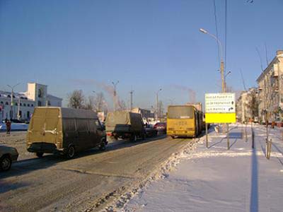 Фотография рекламного носителя, тип: Дорожный указатель, адрес: Октябрьская ул., автовокзал, Великий Новгород, Новгородская область, Россия. Сторона A №397402