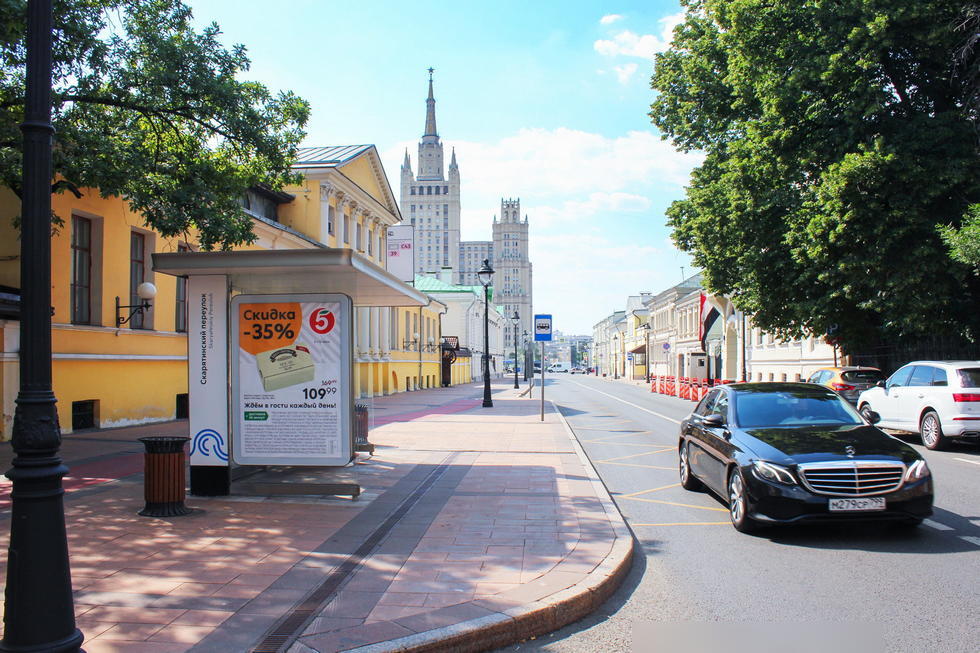 Фотография рекламного носителя, тип: Остановка 1.8x1.2, адрес: Никитская Б. ул., Москва, Россия. Сторона Б №334358