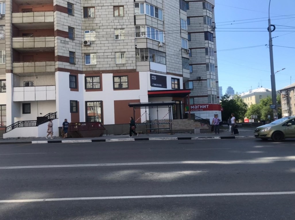 Фотография рекламного носителя, тип: Остановка 1.8x1.2, адрес: Луначарского ул. X Шевченко ул., поз.2, Екатеринбург, Свердловская область, Россия. Сторона А1 №1094906