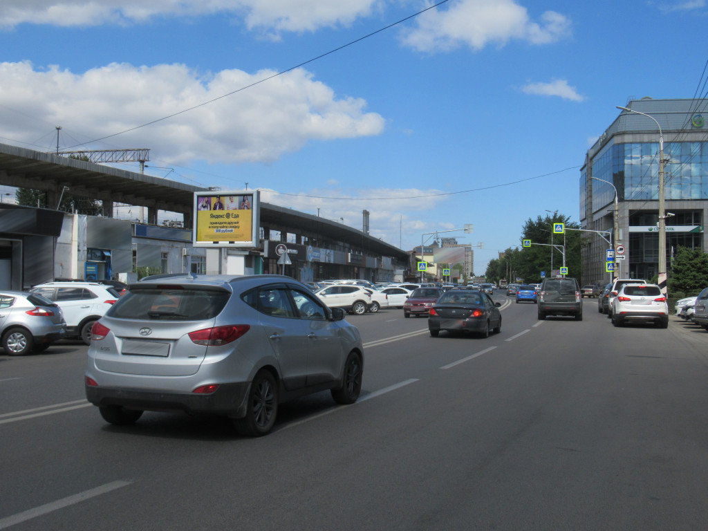 Фотография рекламного носителя, тип: Ситиборд 2.7x3.7, адрес: Коммунистическая ул., д.23 Х 13-ая Гвардейская дивизия ул., Волгоград, Волгоградская область, Россия. Сторона Б №595643