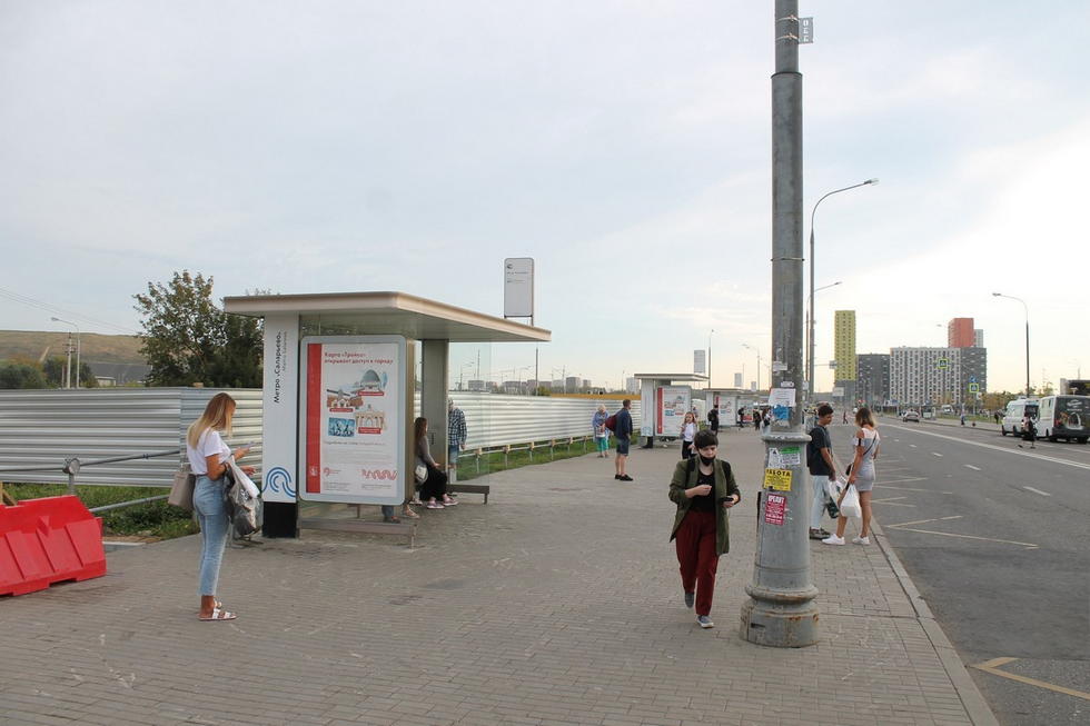 Фотография рекламного носителя, тип: Остановка 1.8x1.2, адрес: Саларьевская ул., ост. "м. "Саларьево", поз.2, Москва, Россия. Сторона Б №950615