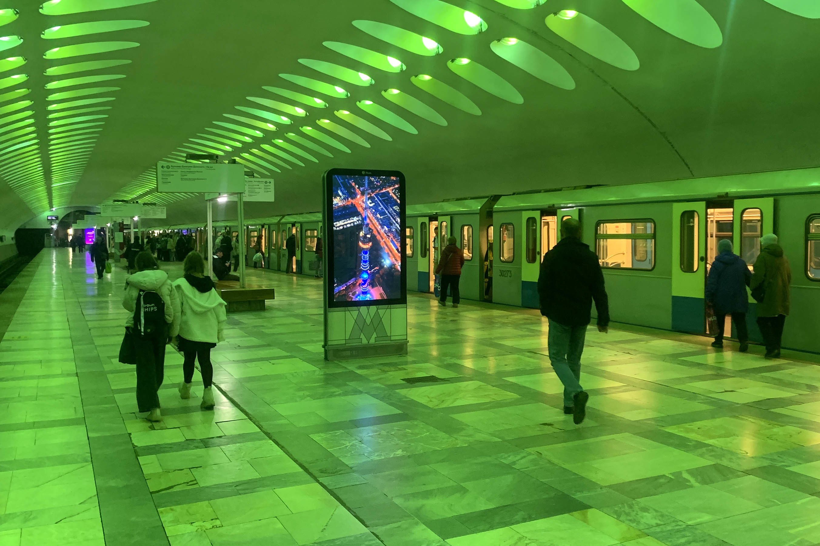 Фотография рекламного носителя, тип: Видеоэкран, адрес: Станция метро «Нахимовский проспект», линия Серпуховско-Тимирязевская, Москва, Россия. Сторона/вариант А1 №1055564