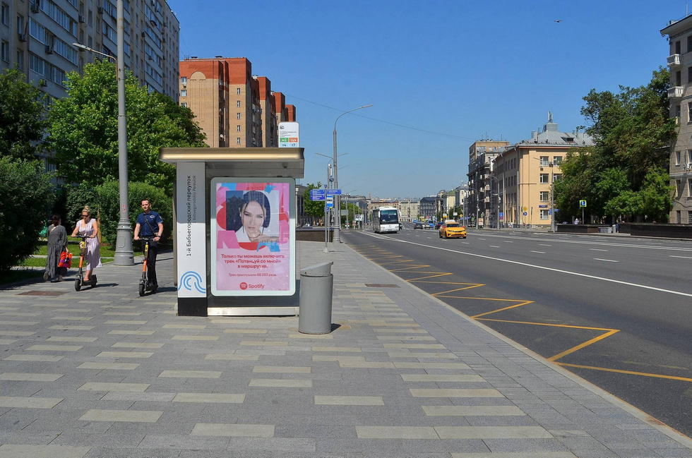 Фотография рекламного носителя, тип: Остановка 1.8x1.2, адрес: Якиманка Б. ул., д.32, Москва, Россия. Сторона Б №557121