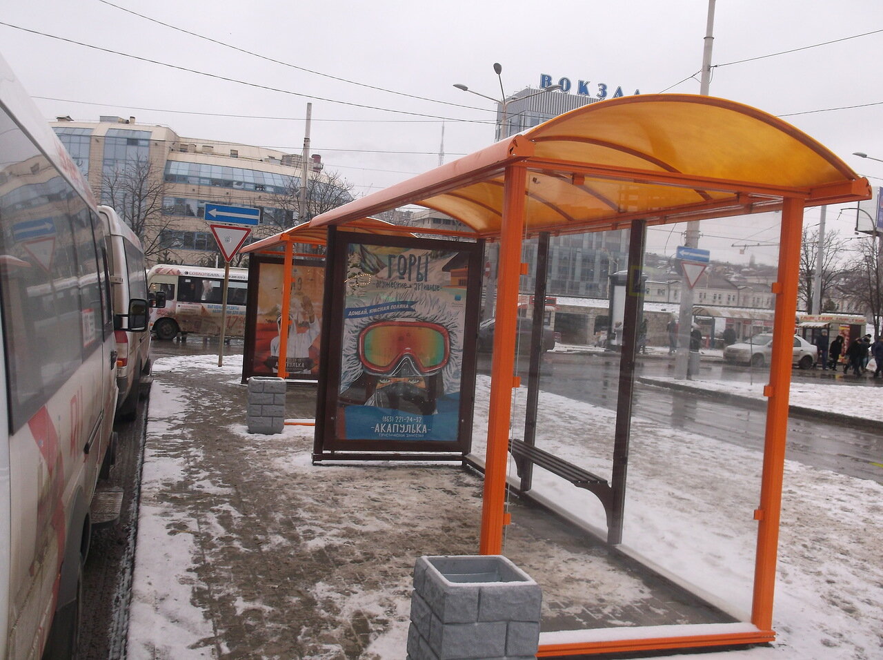 Фотография рекламного носителя, тип: Остановка 1.8x1.2, адрес: ЖД Вокзал, ост. ЖД "Привокзальная площадь", поз.1, Ростов-на-Дону, Ростовская область, Россия. Сторона А №831737