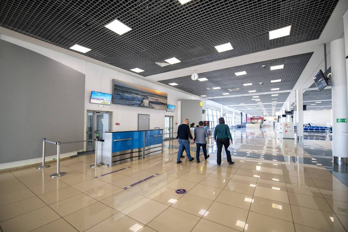 Фотография рекламного носителя, тип: Лайтбокс, адрес: Аэропорт «Международный аэропорт имени В.К. Арсеньева», Владимира Сайбеля ул., д.45, Владивосток, Приморский край, Россия. Сторона/вариант №1042375