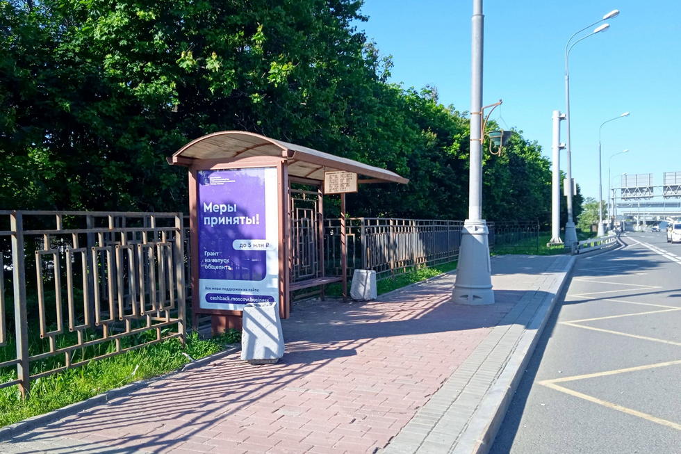 Фотография рекламного носителя, тип: Остановка 1.8x1.2, адрес: МКАД 78 000м, ост. "79-й км.", поз.2, Москва, Россия. Сторона Б №889093