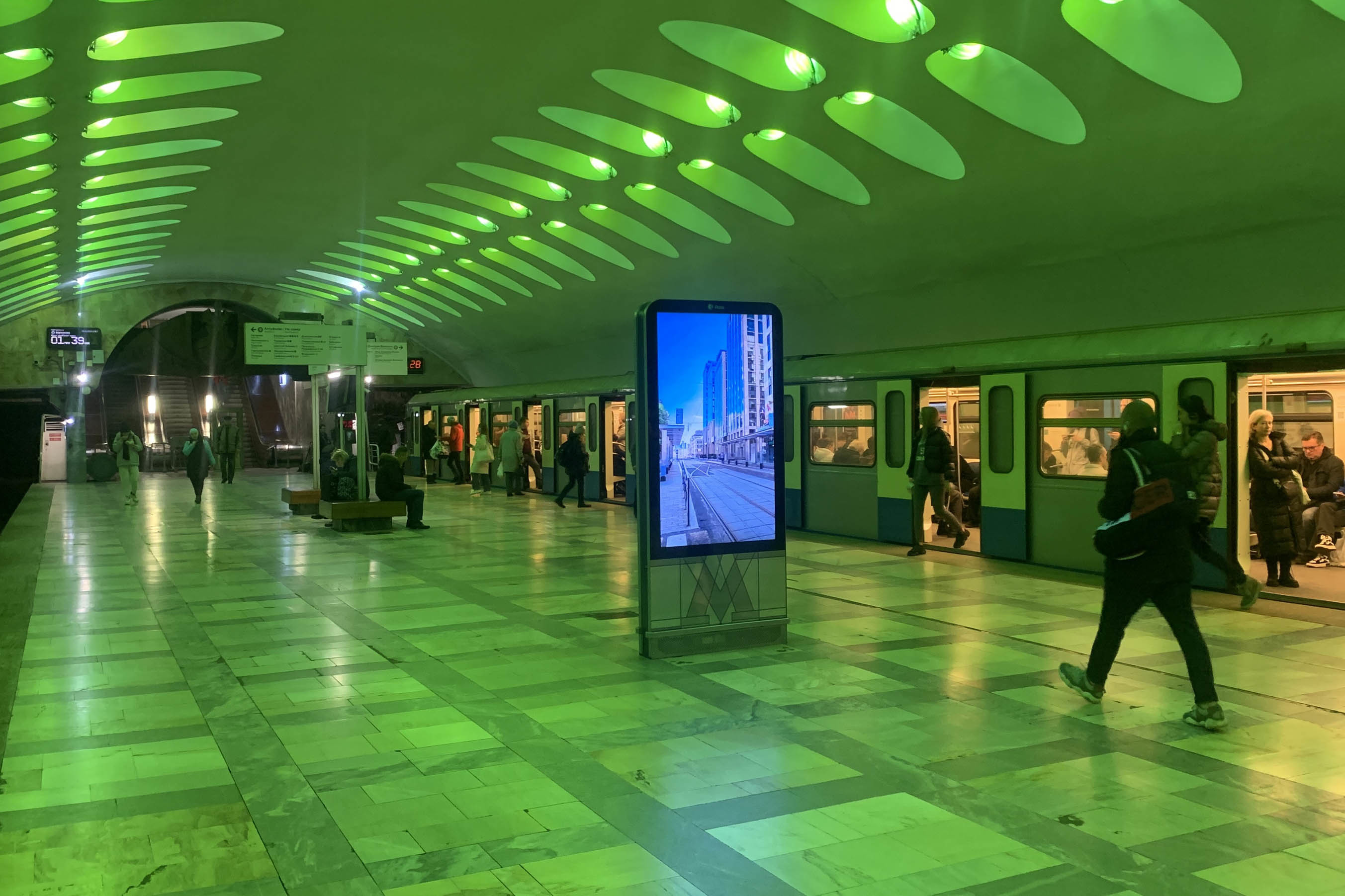 Фотография рекламного носителя, тип: Видеоэкран, адрес: Станция метро «Нахимовский проспект», линия Серпуховско-Тимирязевская, Москва, Россия. Сторона/вариант А2 №1055563