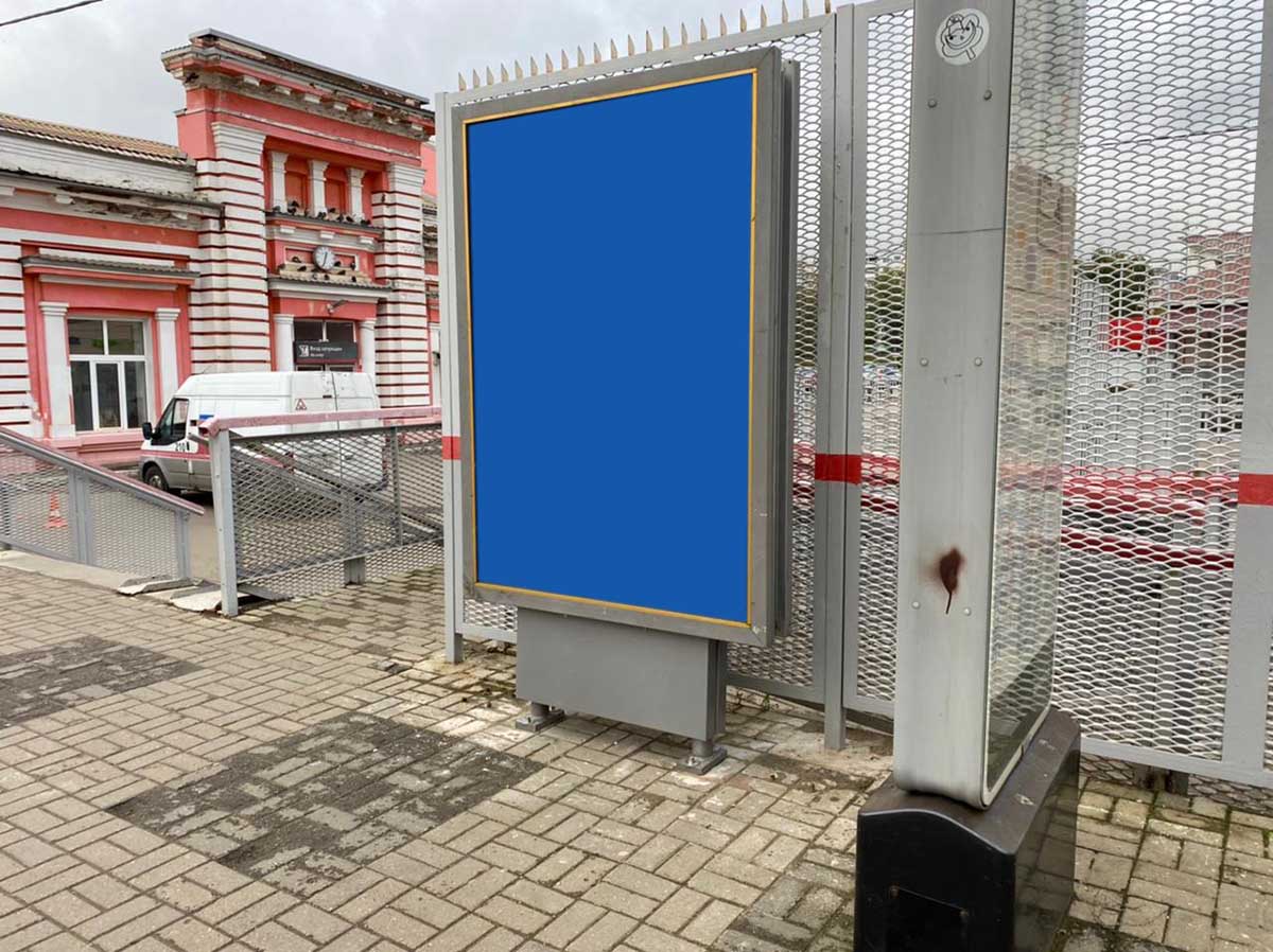 Фотография рекламного носителя, тип: Ситиформат 1.8x1.2, адрес: Дмитров ст., на платформе из Москвы, справа от выхода с платформы, Московская область, Россия. Сторона А №941673