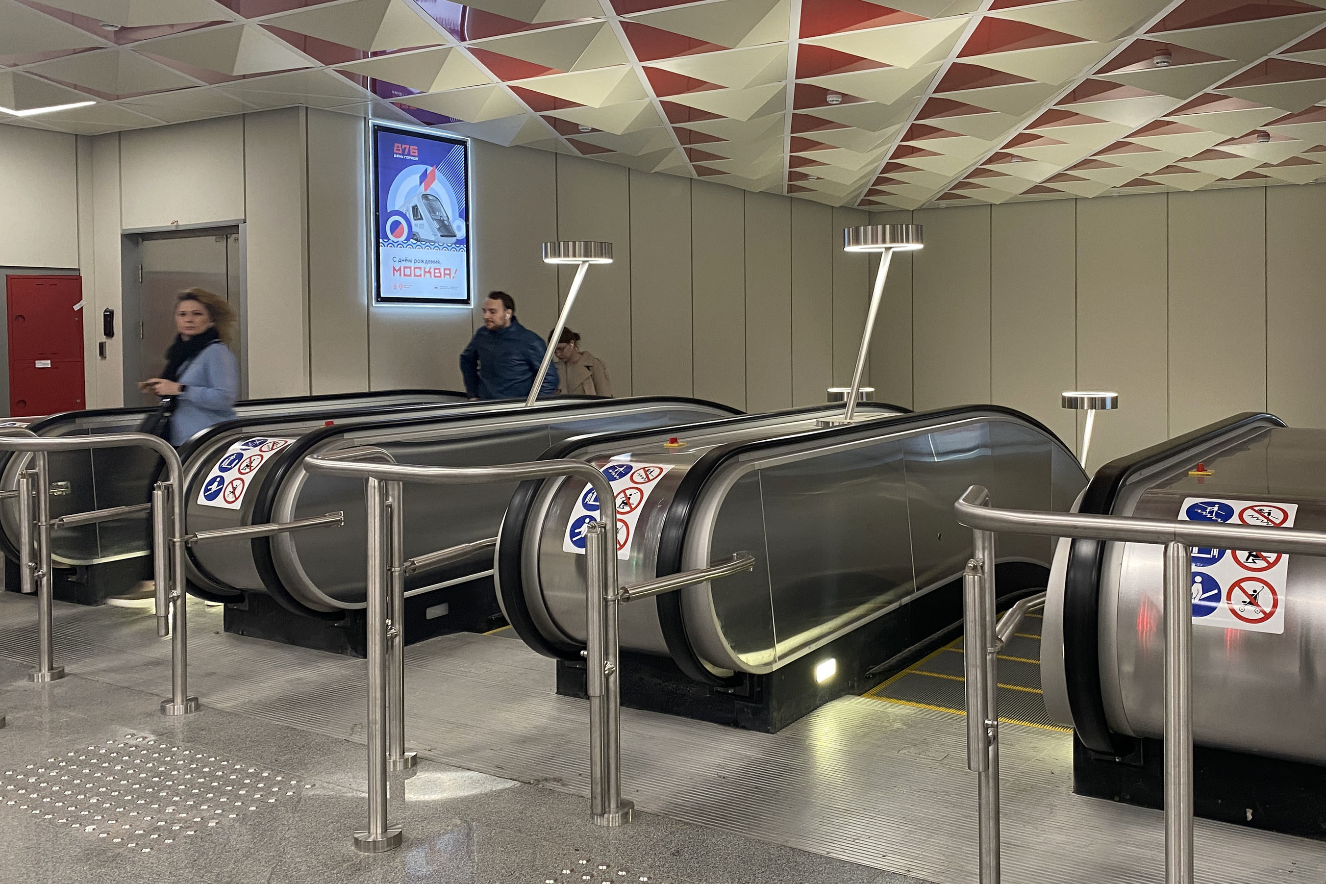 Фотография рекламного носителя, тип: Кристалайт, адрес: Станция метро «Яхромская», линия Люблинско-Дмитровская, Москва, Россия. Сторона/вариант A №1055272