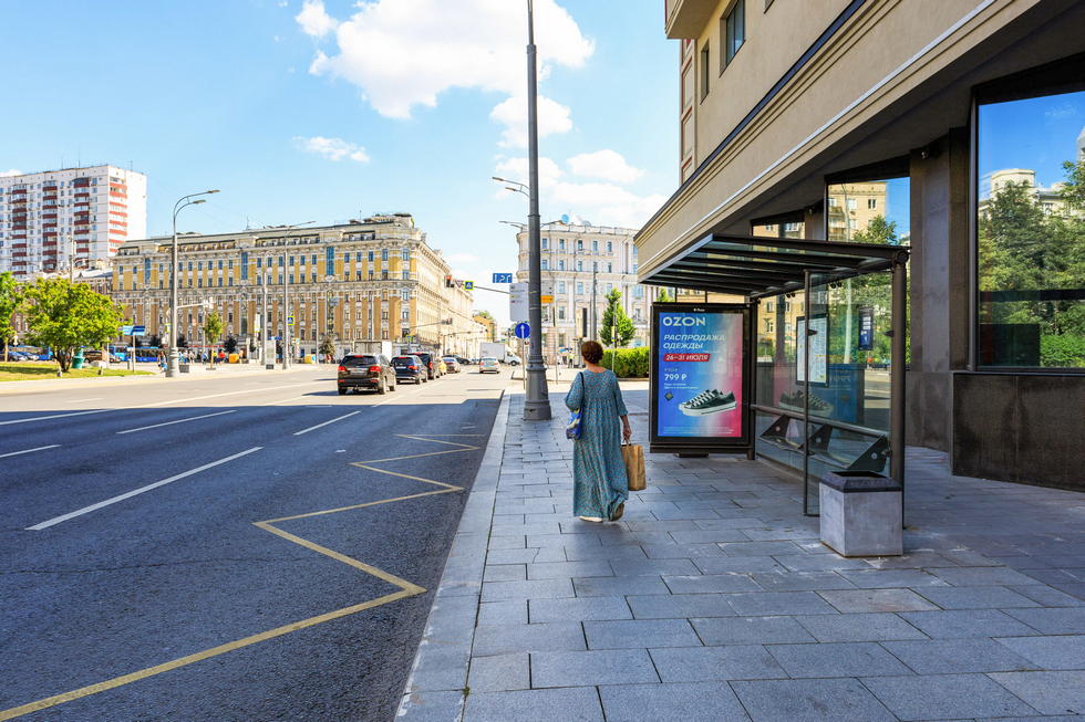 Фотография рекламного носителя, тип: Остановка 1.8x1.2, адрес: Зубовская пл., Москва, Россия. Сторона А №335480