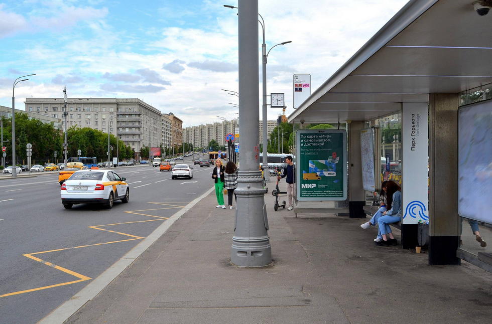 Фотография рекламного носителя, тип: Остановка 1.8x1.2, адрес: Крымский Вал ул., д.9, стр.1, Москва, Россия. Сторона A1-A5 №800945