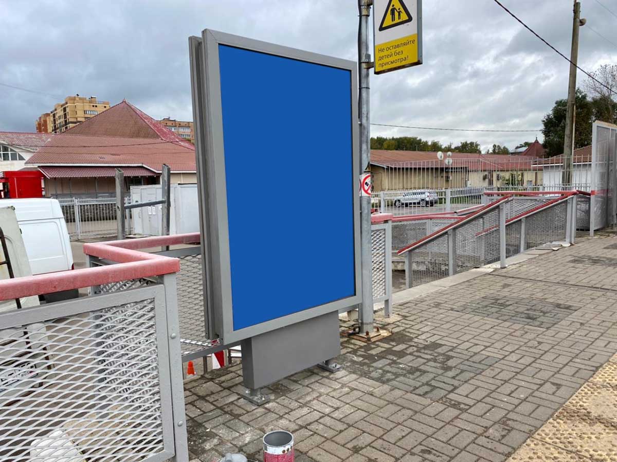 Фотография рекламного носителя, тип: Ситиформат 1.8x1.2, адрес: Дмитров ст., на платформе из Москвы, слева от выхода с платформы, Московская область, Россия. Сторона А №941670
