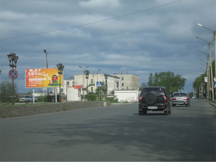 Фотография рекламного носителя, тип: Билборд 3x6, адрес: Октябрьская ул., д.9, Краснотурьинск, Свердловская область, Россия. Сторона Б1-Б3 №1095880