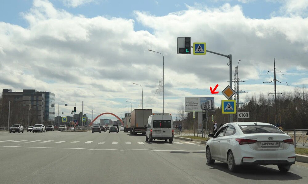 Фотография рекламного носителя, тип: Билборд 3x6, адрес: Аэрофлотская ул., поз.2, Сургут, Ханты-Мансийский автономный округ – Югра, Россия. Сторона А №1068220