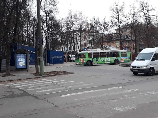 Фотография рекламного носителя, тип: Остановка 1.8x1.2, адрес: Академика Королева ул., д.25, Калуга, Калужская область, Россия. Сторона В1-B5 №621590