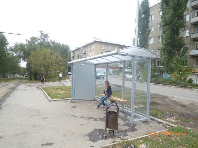 Фотография рекламного носителя, тип: Остановка 1.8x1.2, адрес: Международная ул., трамв. ост. 108 школа, поз.1, Саратов, Саратовская область, Россия. Сторона А №585897