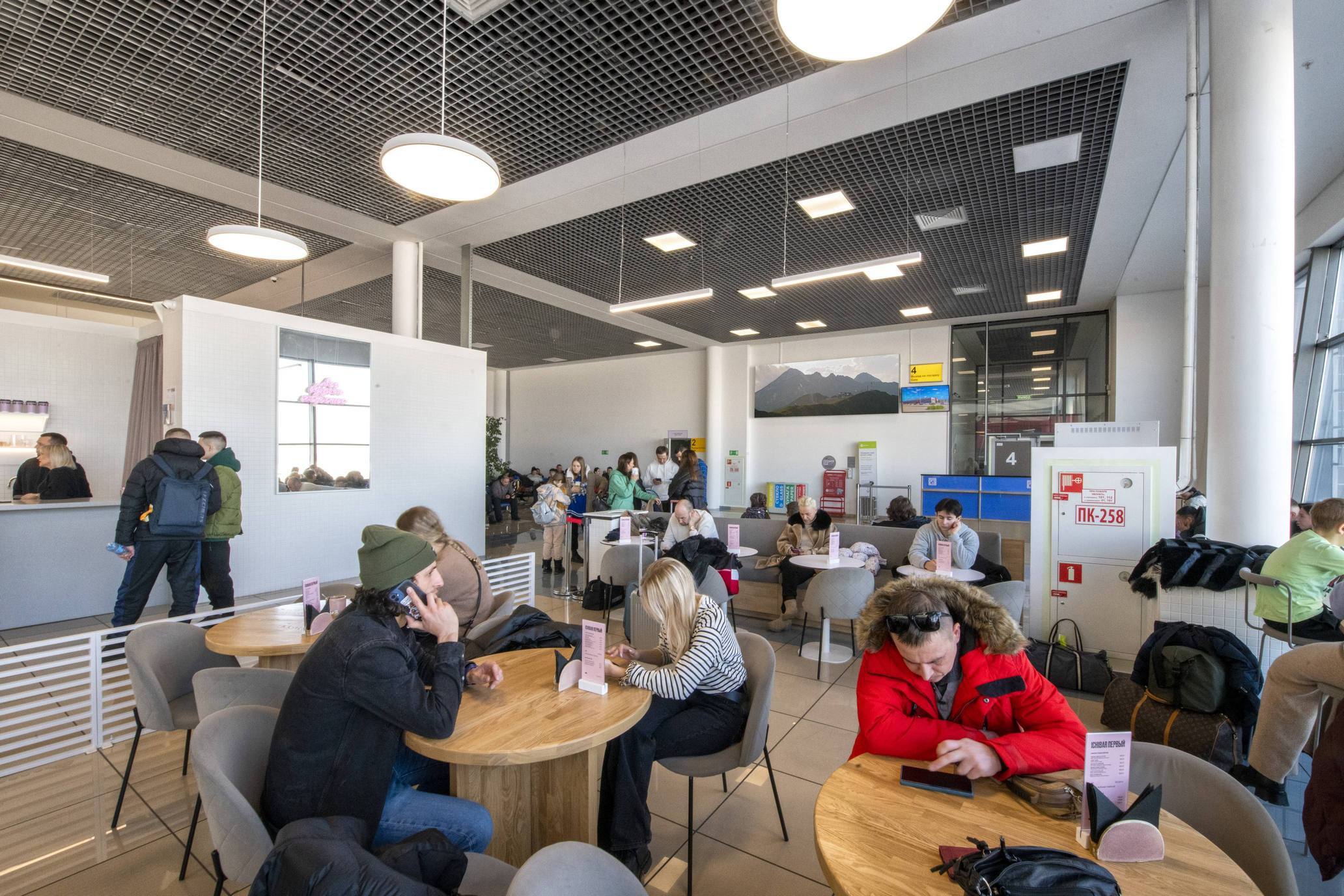 Фотография рекламного носителя, тип: Лайтбокс, адрес: Аэропорт «Международный аэропорт имени В.К. Арсеньева», Владимира Сайбеля ул., д.45, Владивосток, Приморский край, Россия. Сторона/вариант №1042371