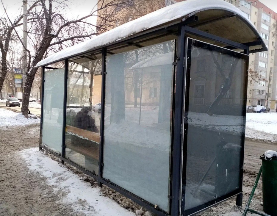 Фотография рекламного носителя, тип: Остановка 1.8x1.2, адрес: Антонова-Овсеенко ул., д.85, Машиностроительный колледж, Самара, Самарская область, Россия. Сторона A2 №1077912