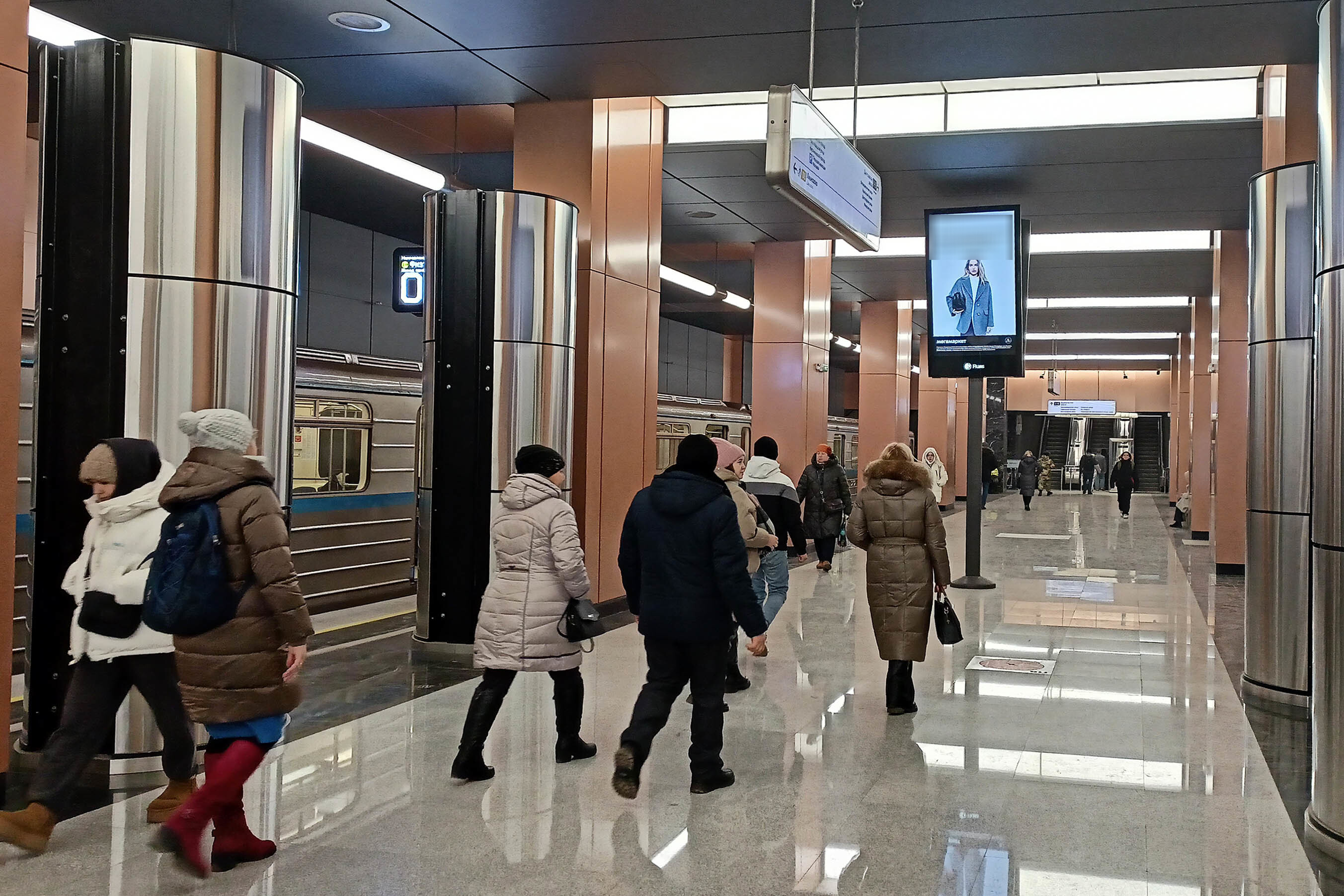 Фотография рекламного носителя, тип: Видеоэкран, адрес: Станция метро «Лианозово», линия Люблинско-Дмитровская, Москва, Россия. Сторона/вариант А2 №1055541