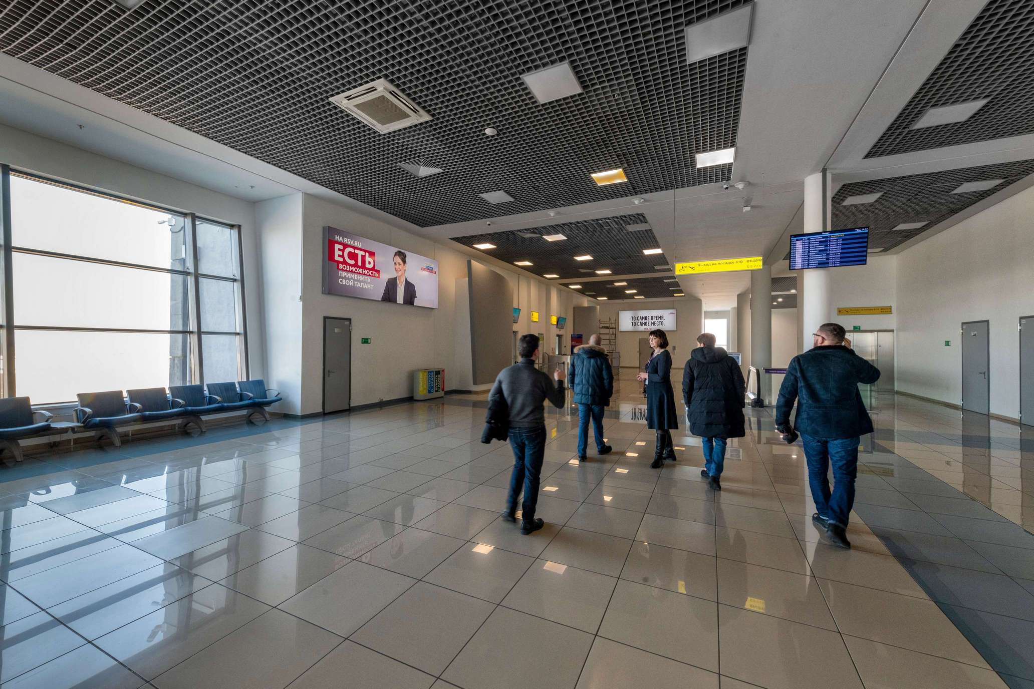 Фотография рекламного носителя, тип: Лайтбокс, адрес: Аэропорт «Международный аэропорт имени В.К. Арсеньева», Владимира Сайбеля ул., д.45, Владивосток, Приморский край, Россия. Сторона/вариант №1042370