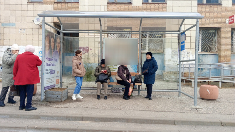 Фотография рекламного носителя, тип: Остановка 1.8x1.2, адрес: Егорова ул. - ул. Суворова, Новокуйбышевск, Самарская область, Россия. Сторона A3 №1081303