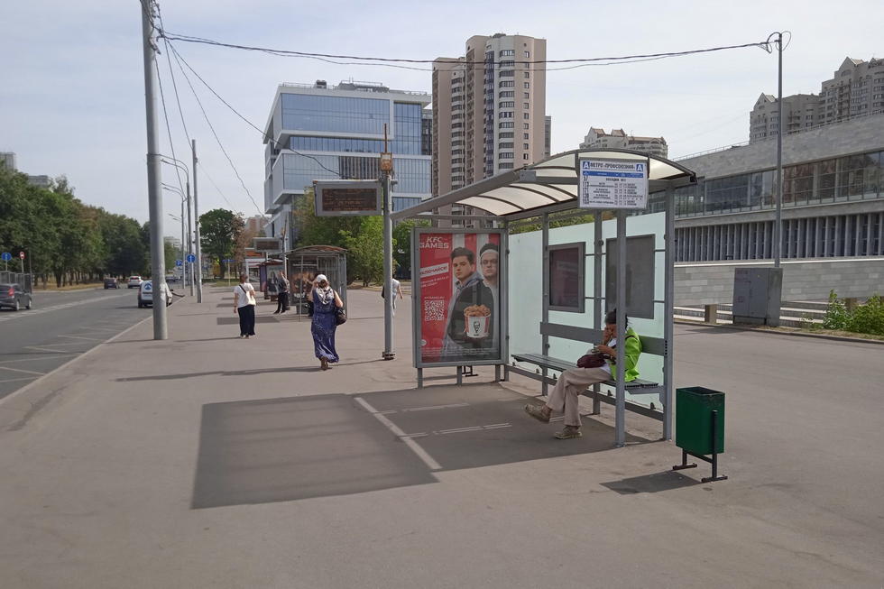 Фотография рекламного носителя, тип: Остановка 1.8x1.2, адрес: Нахимовский пр-т., д.51/21, поз.1, Москва, Россия. Сторона А №930143