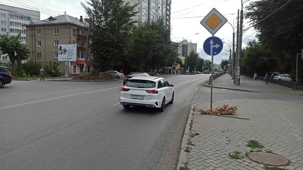 Фотография рекламного носителя, тип: Ситиборд 2.7x3.7, адрес: Белинского ул., д.169 Х Саввы Белых ул., Екатеринбург, Свердловская область, Россия. Сторона Б №1024060