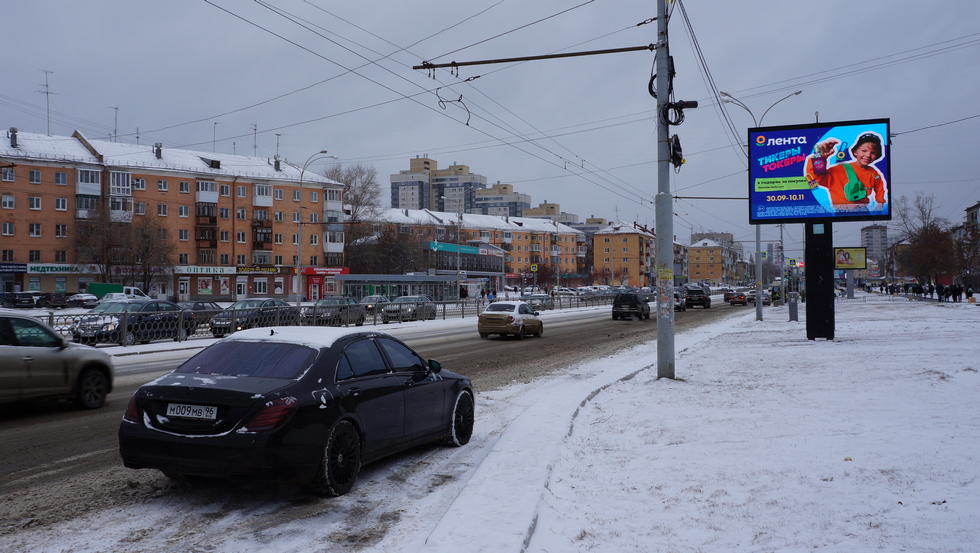 Фотография рекламного носителя, тип: Ситиборд 2.7x3.7, адрес: Космонавтов пр-т., д.72, Екатеринбург, Свердловская область, Россия. Сторона A1-A10 №813617