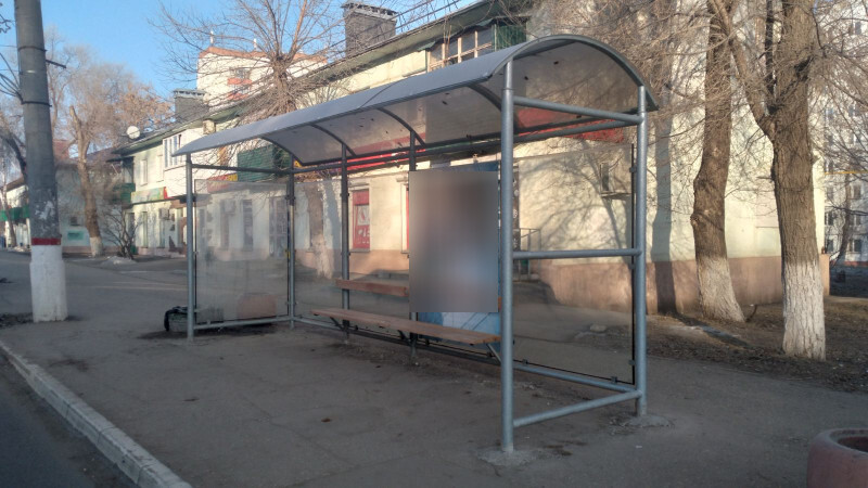 Фотография рекламного носителя, тип: Остановка 1.8x1.2, адрес: Победы пр-т., д. 15В Х Киевская ул., Новокуйбышевск, Самарская область, Россия. Сторона B1 №1081492