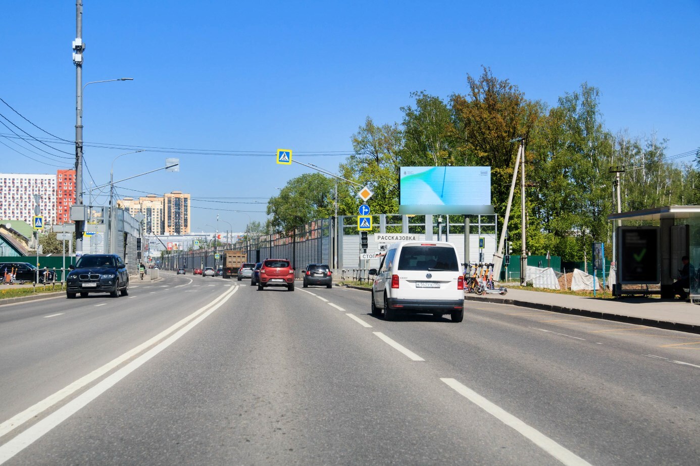 Фотография рекламного носителя, тип: Билборд 3x6, адрес: Проектируемый пр-зд. 389, на въезде в ЖК Рассказово, Москва, Россия. Сторона А1 №1068120