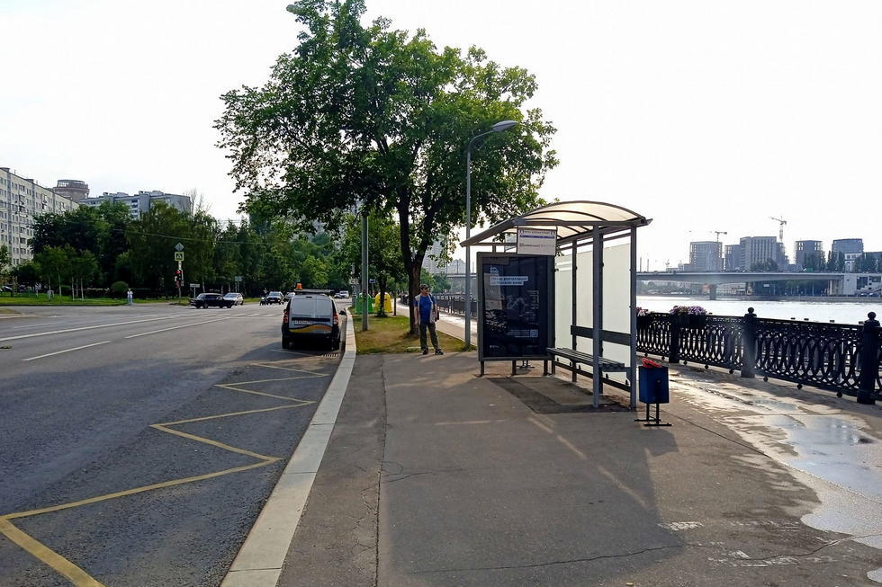 Фотография рекламного носителя, тип: Остановка 1.8x1.2, адрес: Нагатинская наб., ост. причал Кленовый бульвар, Москва, Россия. Сторона А №1000422