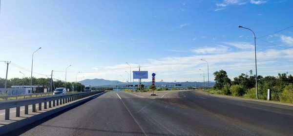 Фотография рекламного носителя, тип: Билборд 3x6, адрес: подъезд к аэропорту г. Вл-ка а/д , 20м, Владивосток, Приморский край, Россия. Сторона А №1056321