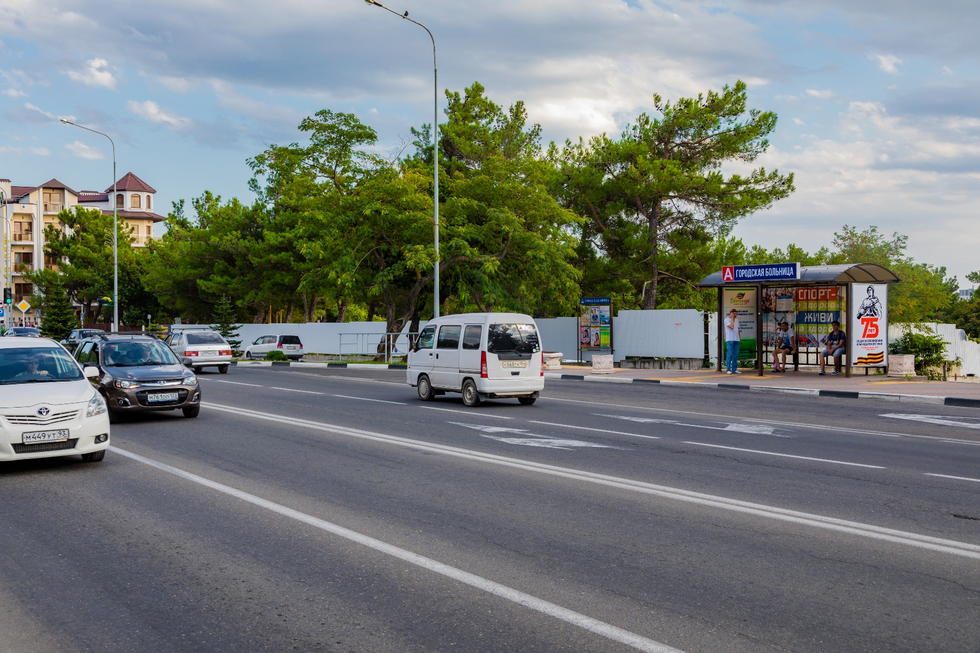 Фотография рекламного носителя, тип: Остановка 1.8x1.2, адрес: Луначарского ул., Городская больница, въезд в город, Геленджик, Краснодарский край, Россия. Сторона А №1020586