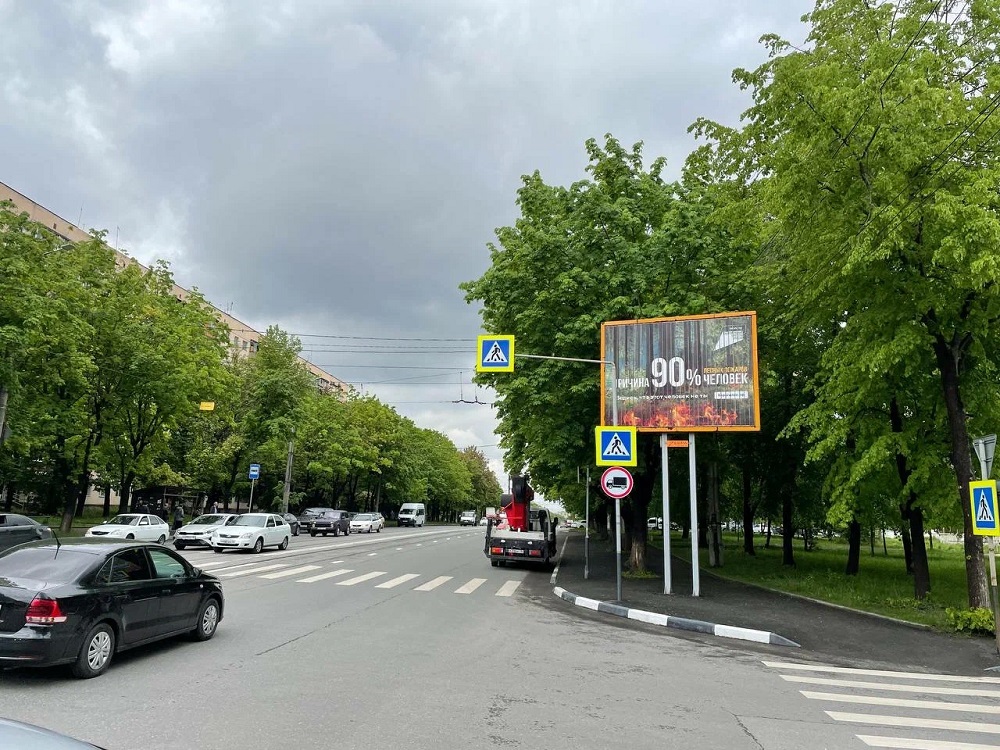 Фотография рекламного носителя, тип: Ситиборд 2.7x3.7, адрес: Коста пр-т. Х Кольбуса ул., Владикавказ, Республика Северная Осетия – Алания, Россия. Сторона A1-A3 №451722