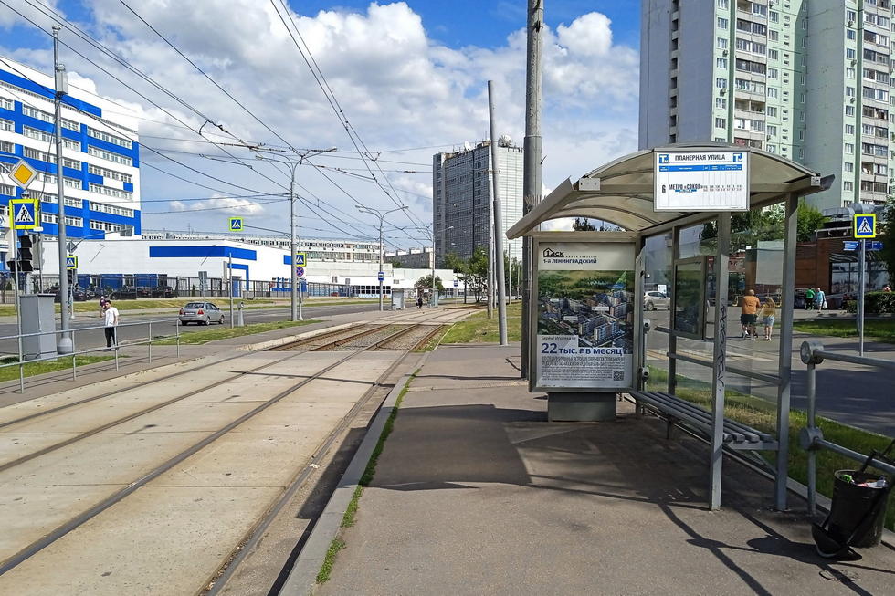 Фотография рекламного носителя, тип: Остановка 1.8x1.2, адрес: Панфиловцев Героев ул., ост. "Планерная ул.", Москва, Россия. Сторона А №931740