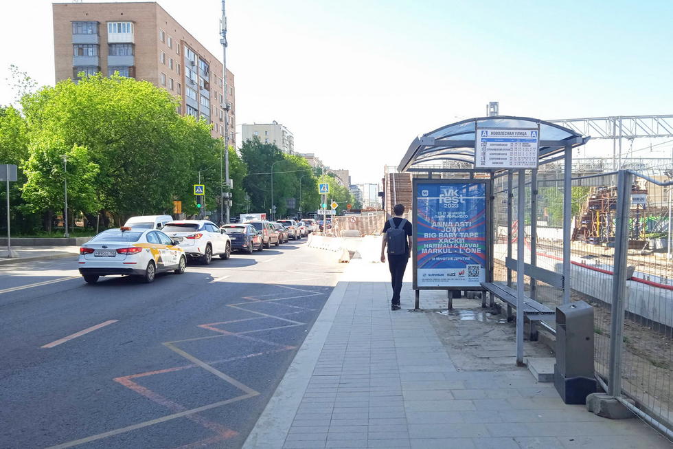 Фотография рекламного носителя, тип: Остановка 1.8x1.2, адрес: Бутырский Вал ул., ост. Новолесная ул., поз.2, Москва, Россия. Сторона А №334403