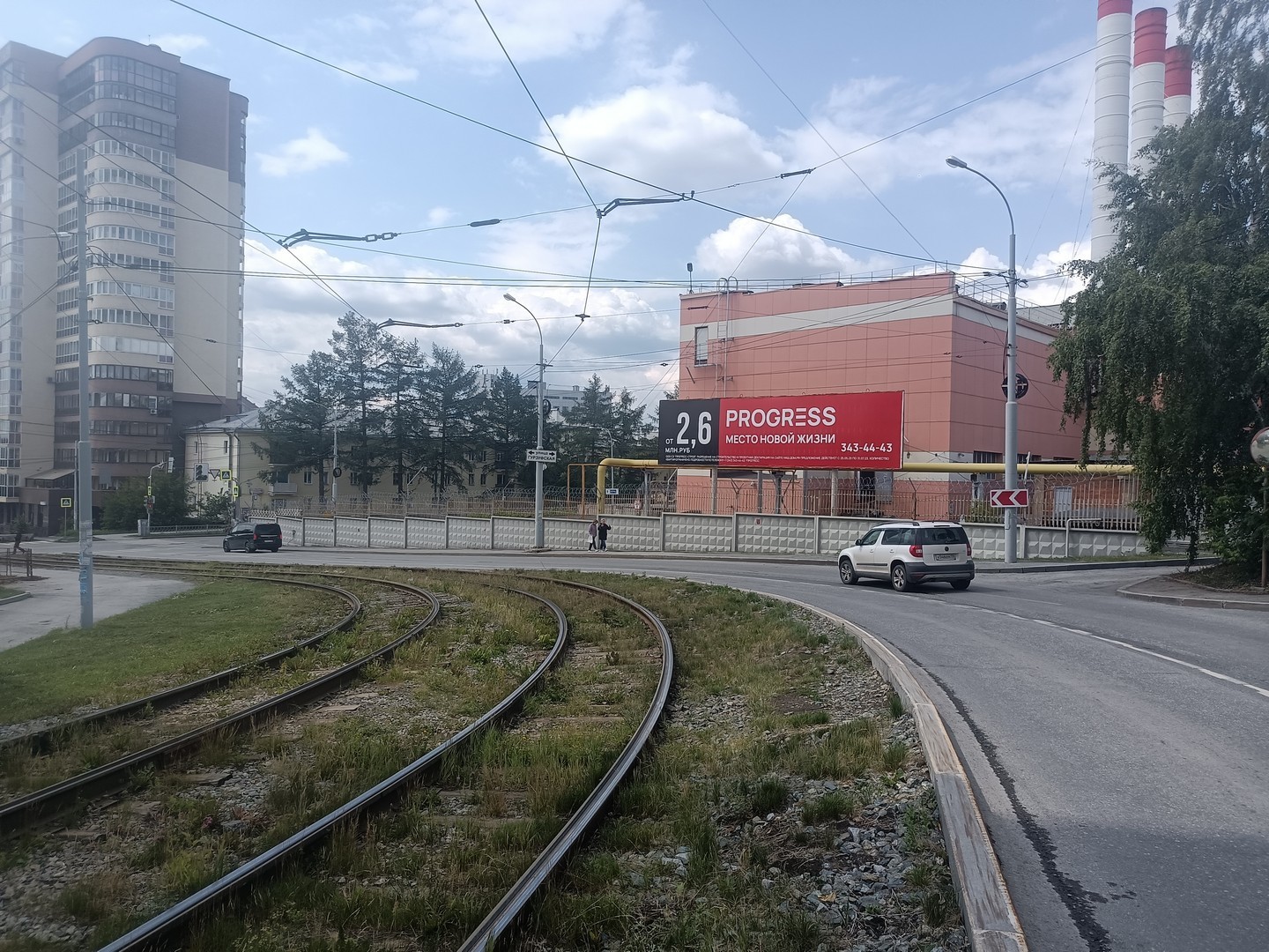 Фотография рекламного носителя, тип: Суперсайт 3x12, адрес: Радищева ул. X Гурзуфская, ул., д.40/1, Екатеринбург, Свердловская область, Россия. Сторона А №1004996