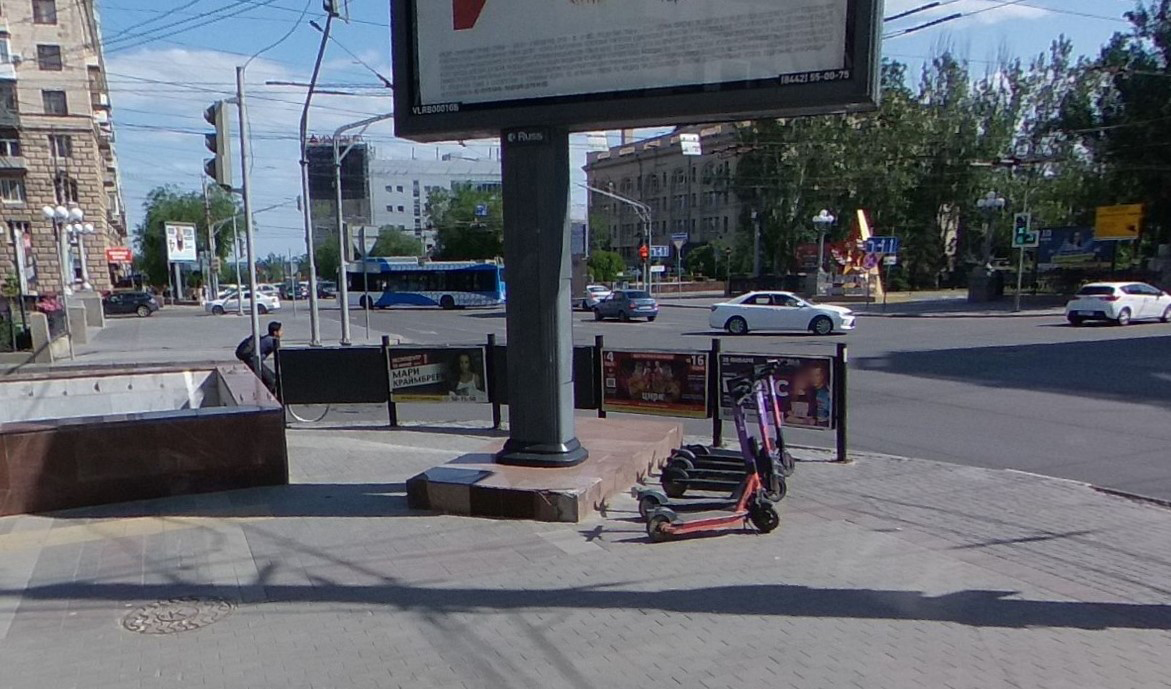 Фотография рекламного носителя, тип: Дорожное ограждение, адрес: Ленина пр-т. X Комсомольская ул. поз.2, Волгоград, Волгоградская область, Россия. Сторона B4 №1072390