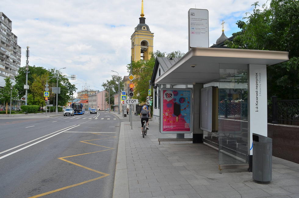 Фотография рекламного носителя, тип: Остановка 1.8x1.2, адрес: Полянка Б. ул., ост. 1-й Казачий пер., Москва, Россия. Сторона А №335365