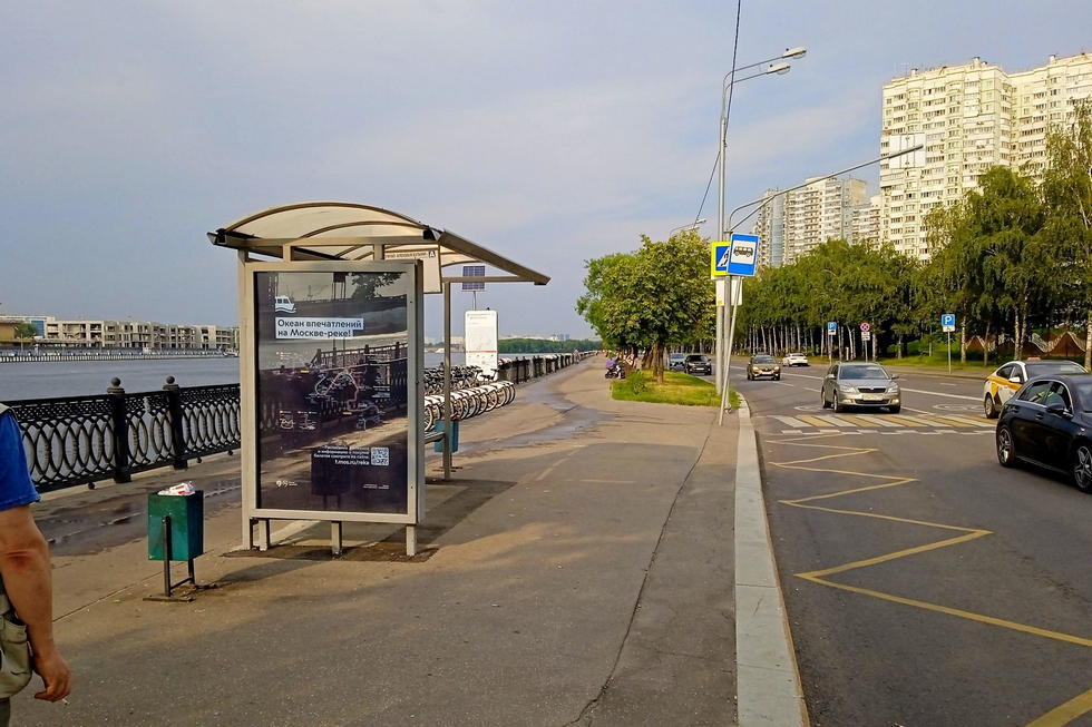 Фотография рекламного носителя, тип: Остановка 1.8x1.2, адрес: Нагатинская наб., ост. причал Кленовый бульвар, Москва, Россия. Сторона Б №983745