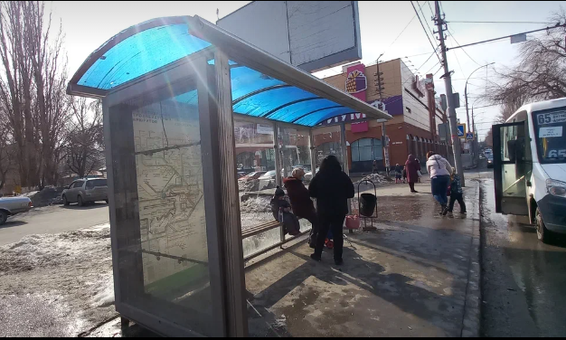 Фотография рекламного носителя, тип: Остановка 1.8x1.2, адрес: Астраханская ул. Х Зарубина ул., из центра, Саратов, Саратовская область, Россия. Сторона Б №585285