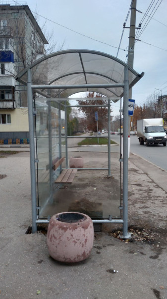 Фотография рекламного носителя, тип: Остановка 1.8x1.2, адрес: Миронова ул, д. 28А Х Кирова ул., Новокуйбышевск, Самарская область, Россия. Сторона В2 №1081440