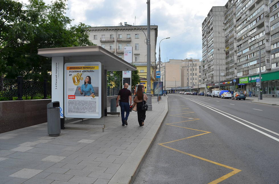 Фотография рекламного носителя, тип: Остановка 1.8x1.2, адрес: Полянка Б. ул., ост. 1-й Казачий пер., Москва, Россия. Сторона Б №335366