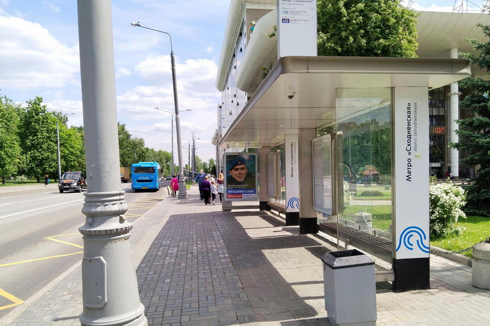 Фотография рекламного носителя, тип: Остановка 1.8x1.2, адрес: Химкинский б-р., ост. метро "Сходненская", Москва, Россия. Сторона А №1012603