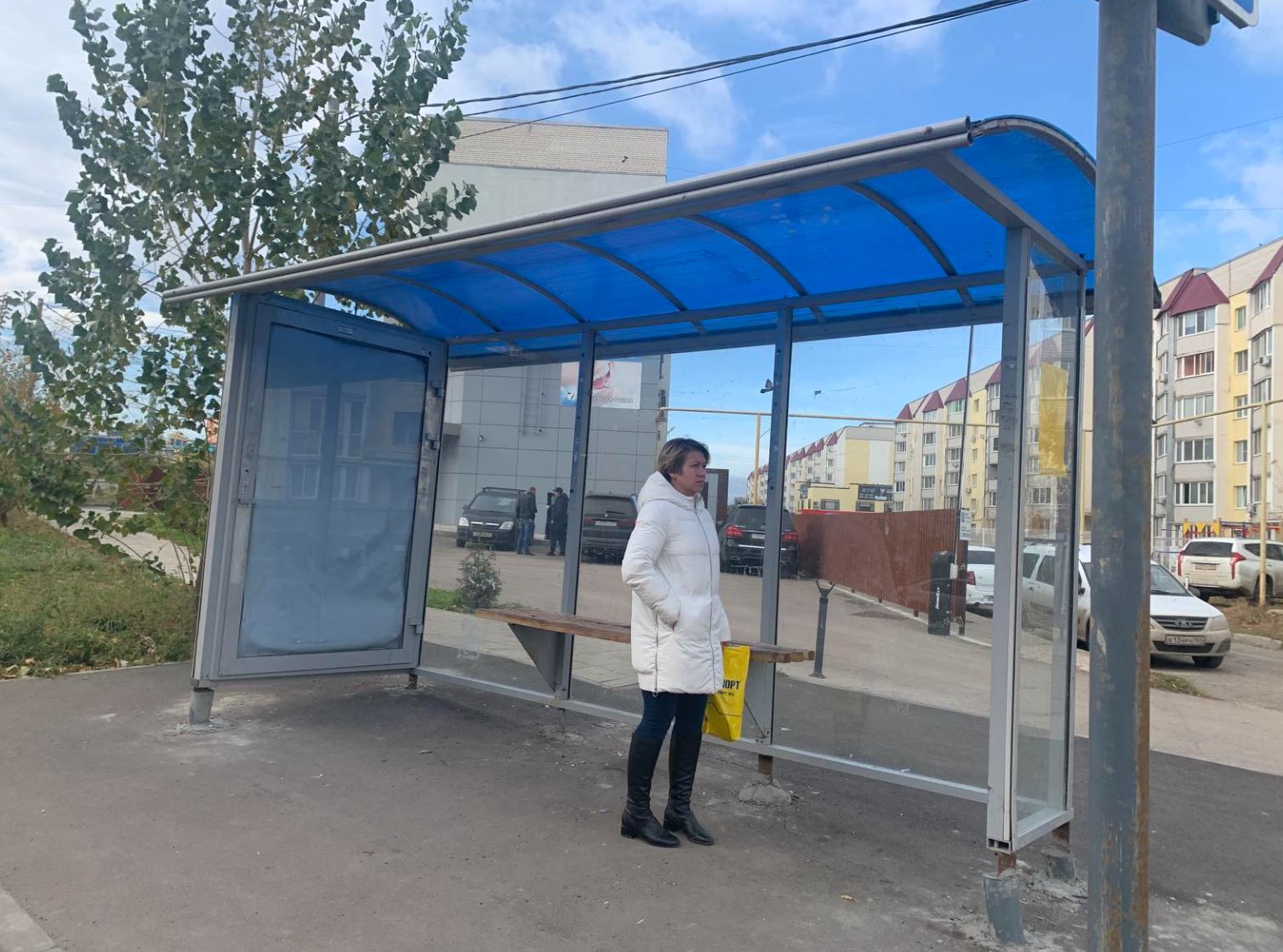 Фотография рекламного носителя, тип: Остановка 1.8x1.2, адрес: Исаева ул., поз.3, Саратов, Саратовская область, Россия. Сторона А №747482