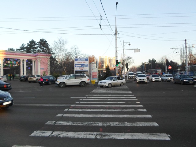 Фотография рекламного носителя, тип: Пиллар 3x1.4, адрес: 40-летия Победы ул. Х Московская ул., Краснодар, Краснодарский край, Россия. Сторона А №409582