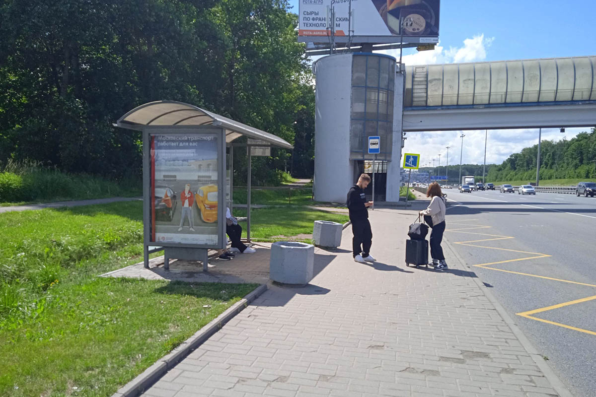 Фотография рекламного носителя, тип: Остановка 1.8x1.2, адрес: Киевское ш., 28 000м, ост. Институт полиомиелита, поз.1, Москва, Россия. Сторона Б №983684