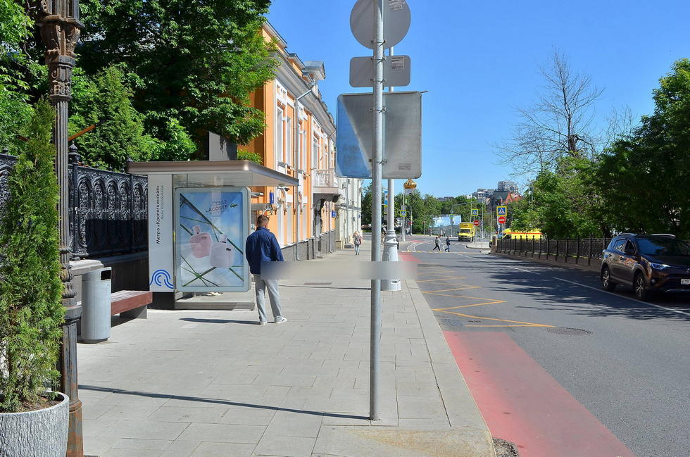 Фотография рекламного носителя, тип: Остановка 1.8x1.2, адрес: Гоголевский б-р., ост. м. Кропоткинская, Москва, Россия. Сторона Б №702665
